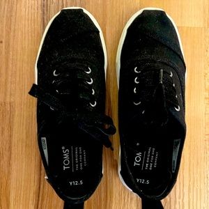 NWOT Size 12.5 Toms Kids Black Cordones Sneakers